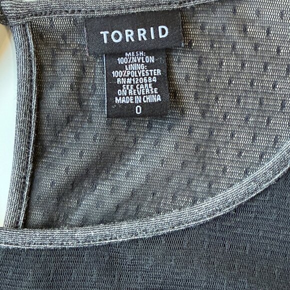 Torrid Grey Sleeveless Tunic Top w/ Mesh Yoke & Keyhole Back Womens Size 0/L - Picture 3 of 4